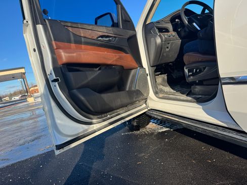 Used 2017 Cadillac Escalade ESV Premium Luxury image 12