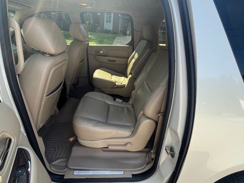 Used 2013 Cadillac Escalade ESV Premium AWD/4WD image 6