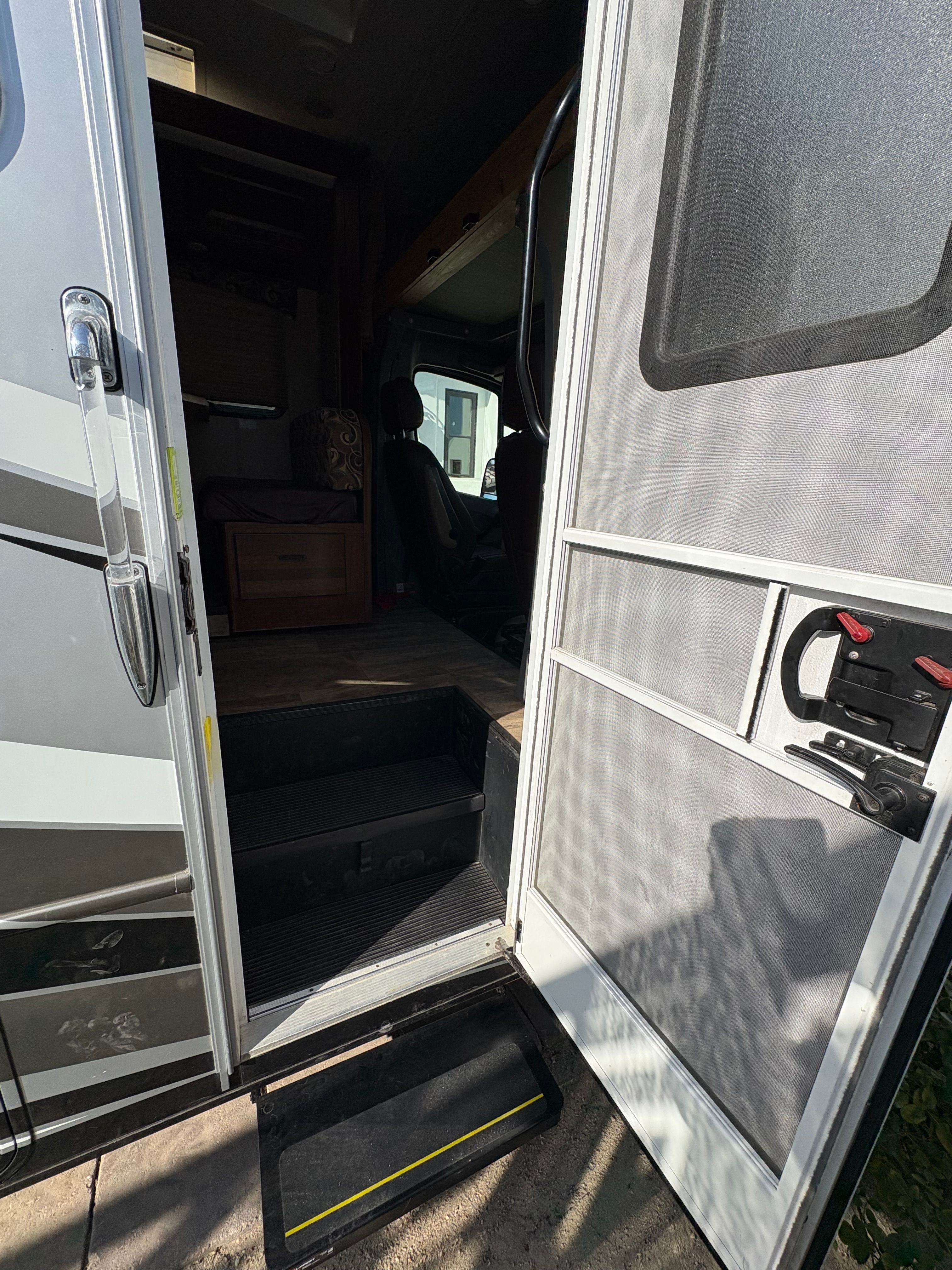 Used 2014 Mercedes-Benz Sprinter 3500 image 6