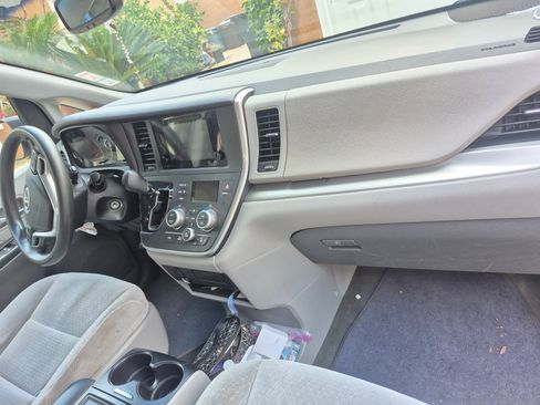 Used 2015 Toyota Sienna LE image 1