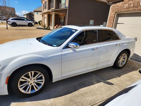 Used 2016 Chrysler 300 C image 16