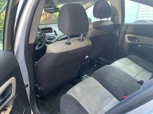 Used 2013 Chevrolet Cruze LS image 9