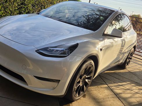 Used 2023 Tesla Model Y Long Range AWD/4WD image 1