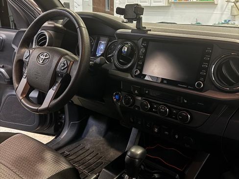 Used 2020 Toyota Tacoma TRD Off-Road w/ TRD Premium Off Road Package image 5