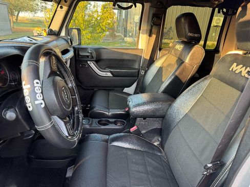 Used 2012 Jeep Wrangler Unlimited Rubicon image 2
