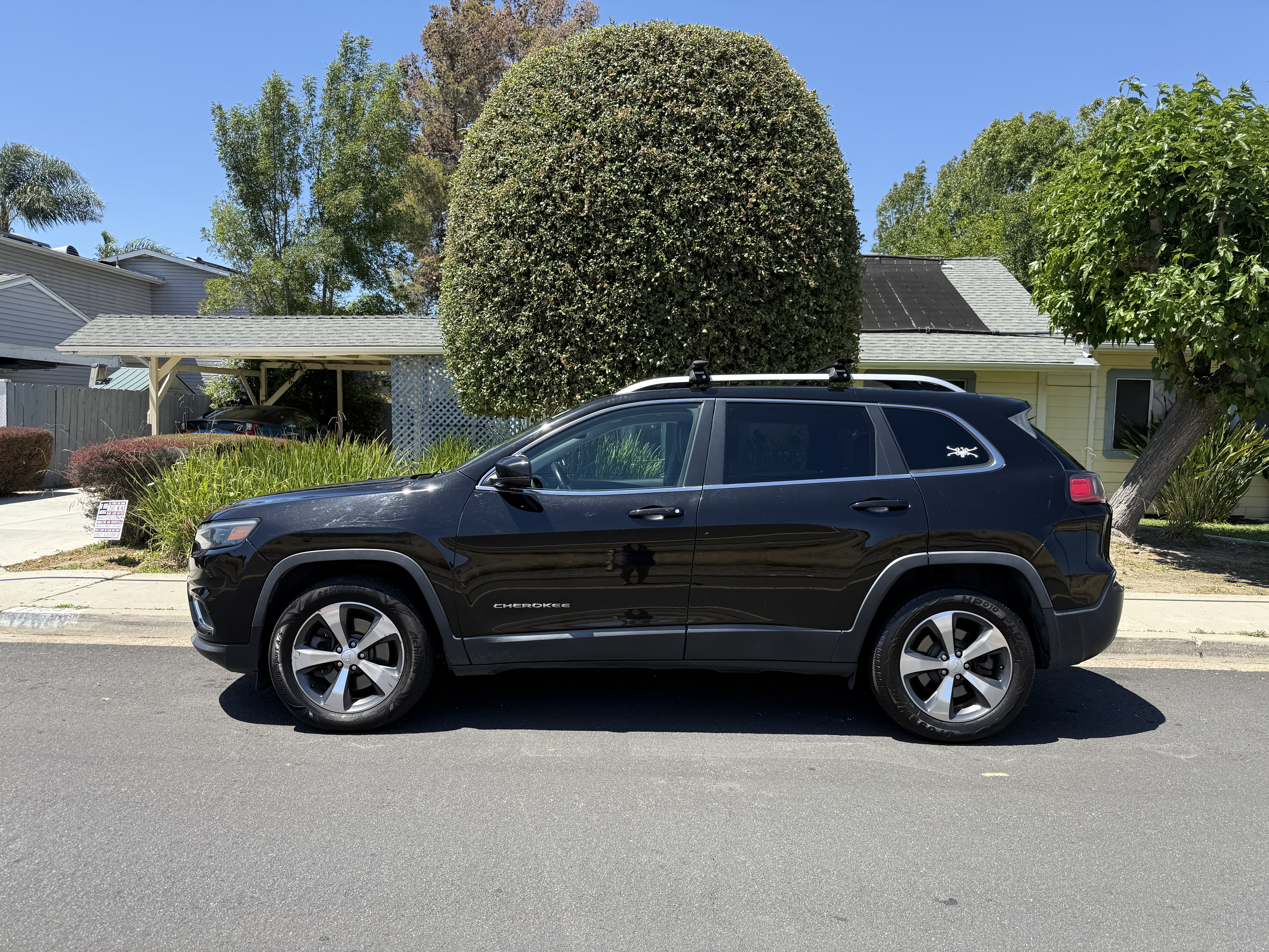 Used 2019 Jeep Cherokee Limited AWD/4WD image 2