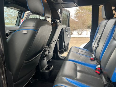 Used 2016 Jeep Wrangler Unlimited Sahara w/ Connectivity Group image 11