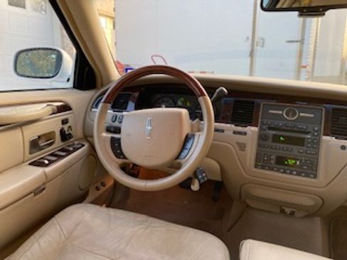 Used 2011 Lincoln Town Car Signature Limited image 10