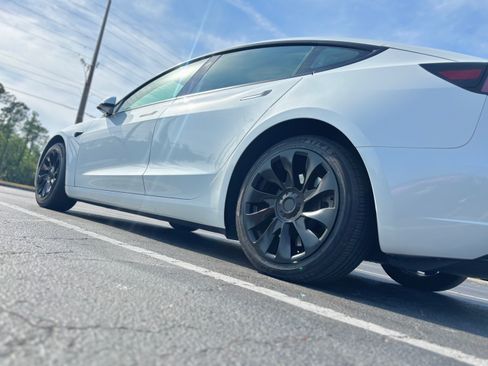 Used 2023 Tesla Model 3 Standard Range image 9