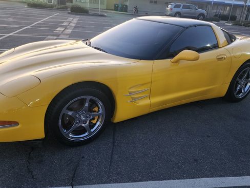 Used 2000 Chevrolet Corvette Coupe w/ Memory Pkg image 11