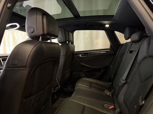 Used 2024 Porsche Macan image 8