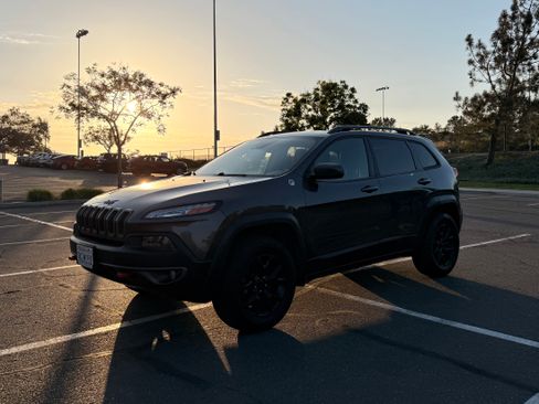 Used 2015 Jeep Cherokee Trailhawk w/ Comfort/Convenience Group AWD/4WD image 2