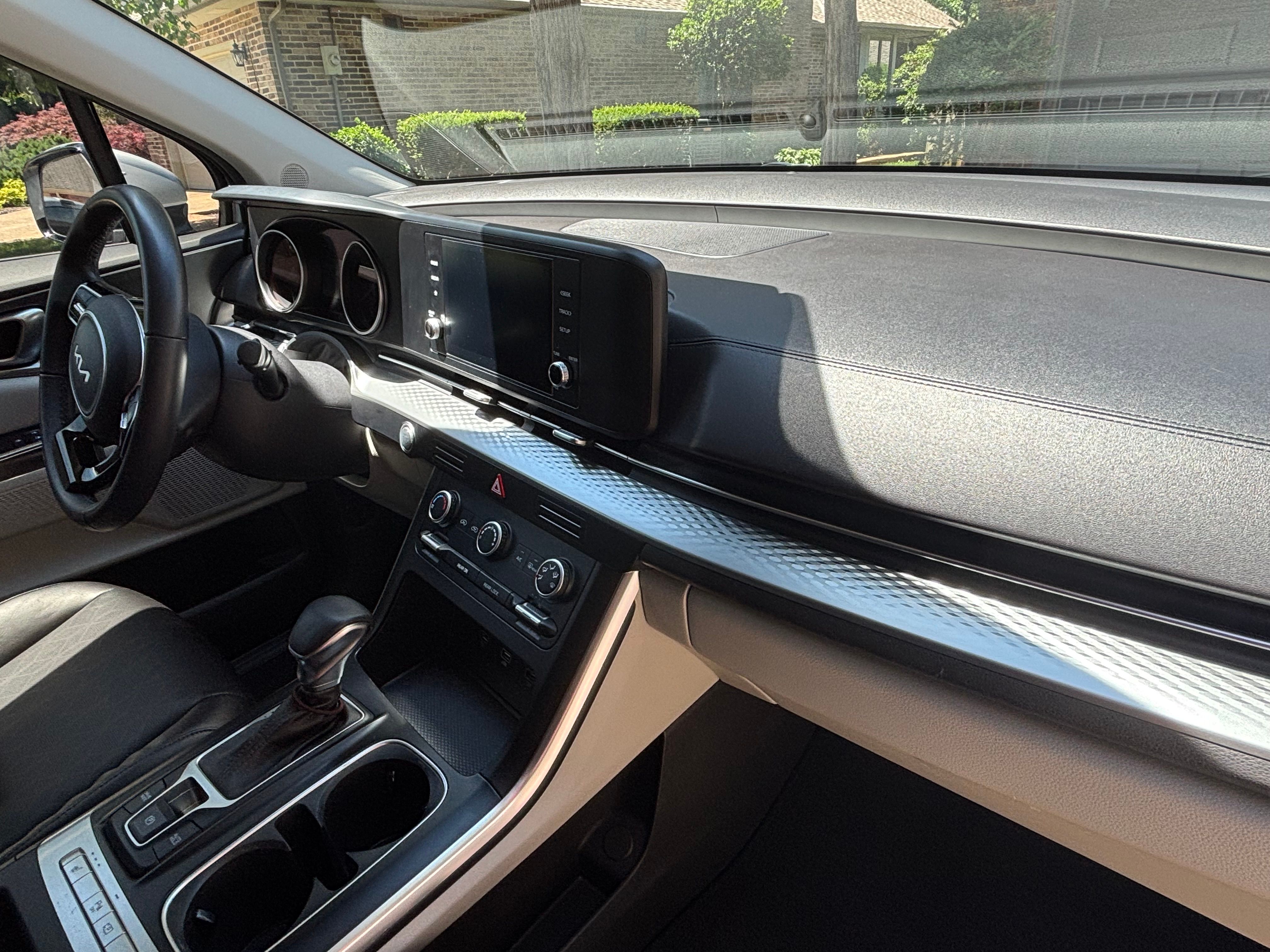 Used 2023 Kia Carnival LX FWD image 18