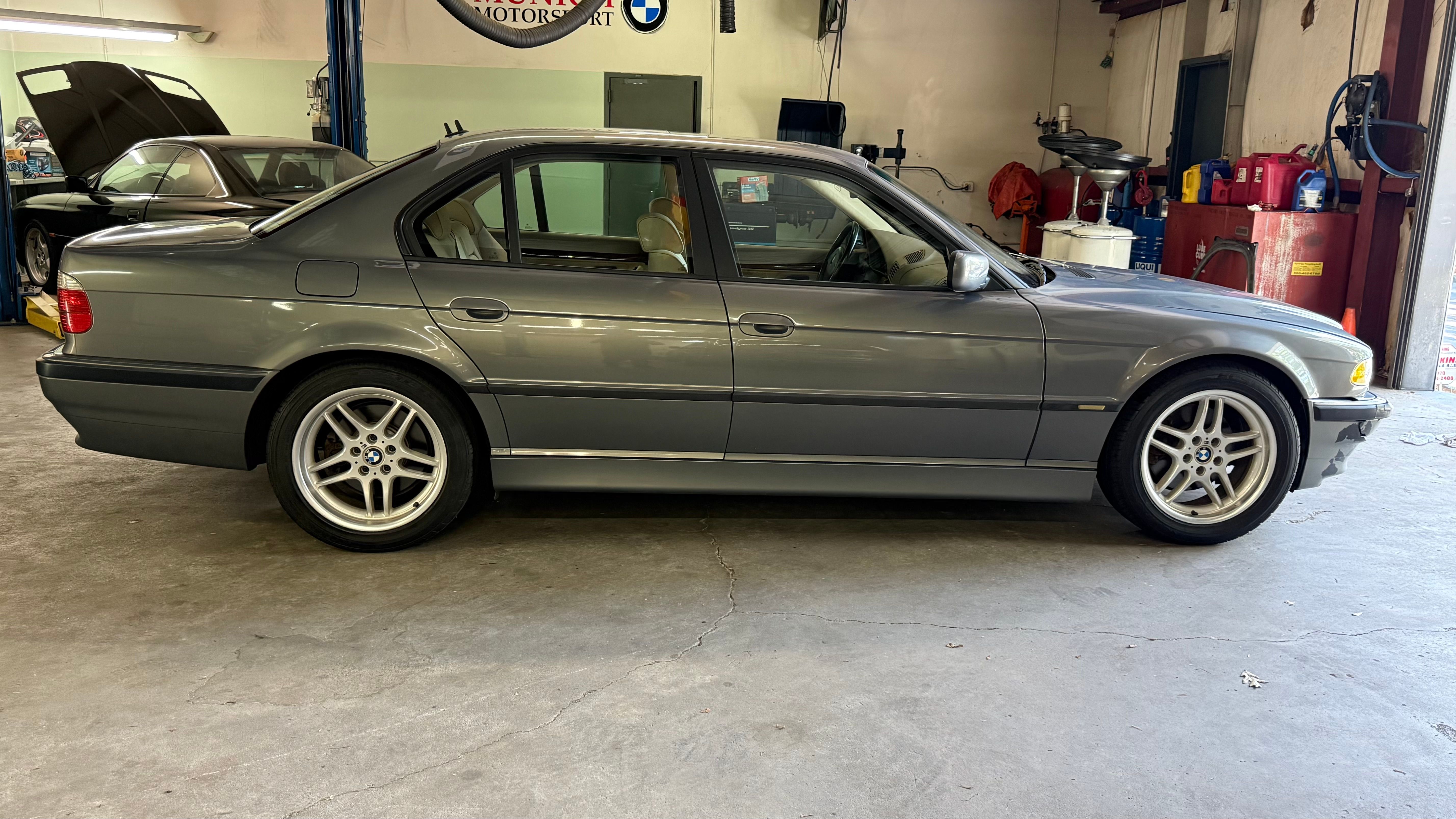 Used 2001 BMW 740i RWD image 1