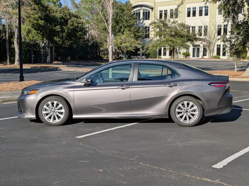 Used 2018 Toyota Camry LE image 11