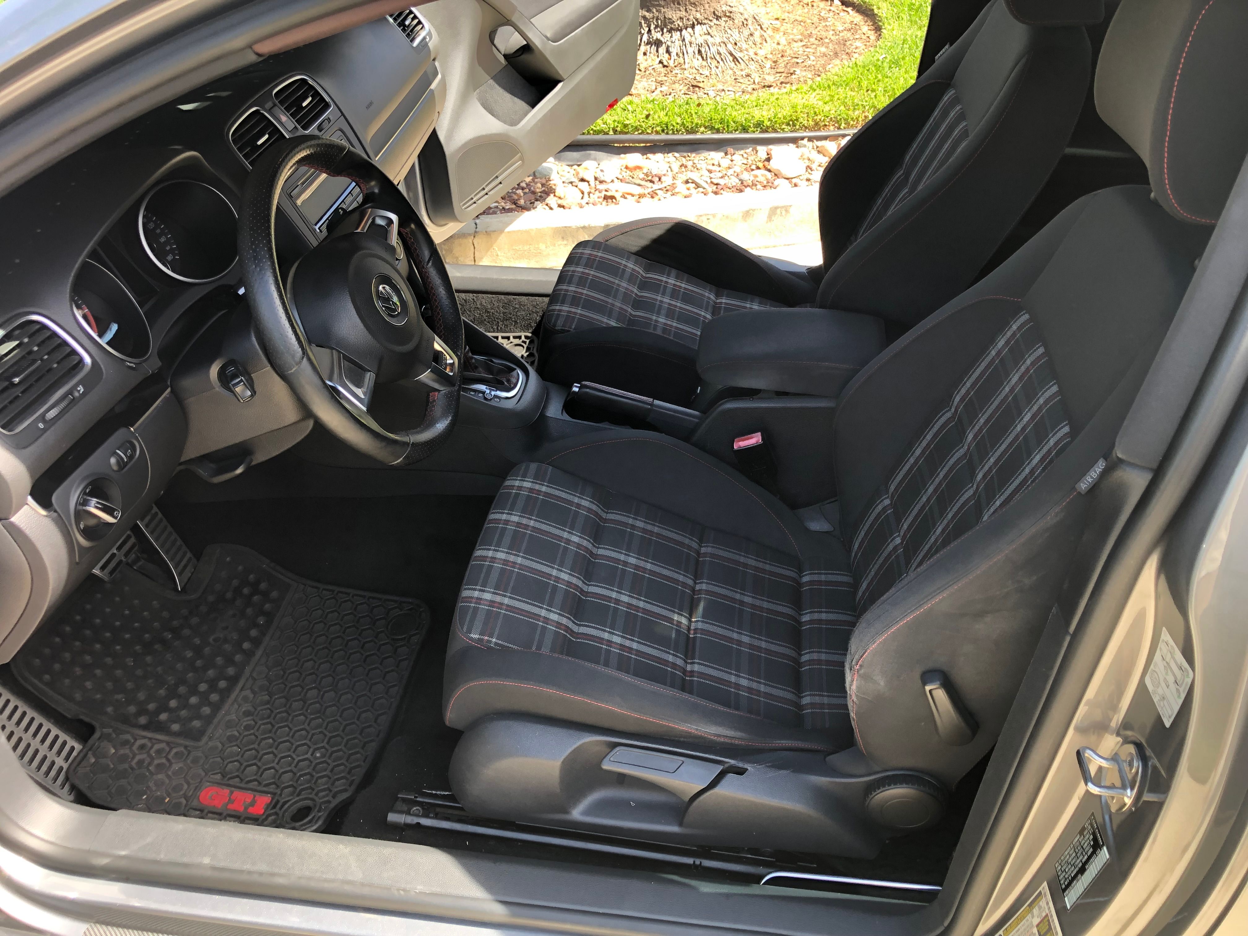 Used 2013 Volkswagen Golf 2-Door FWD image 9