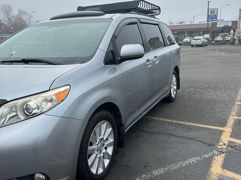Used 2011 Toyota Sienna XLE image 16