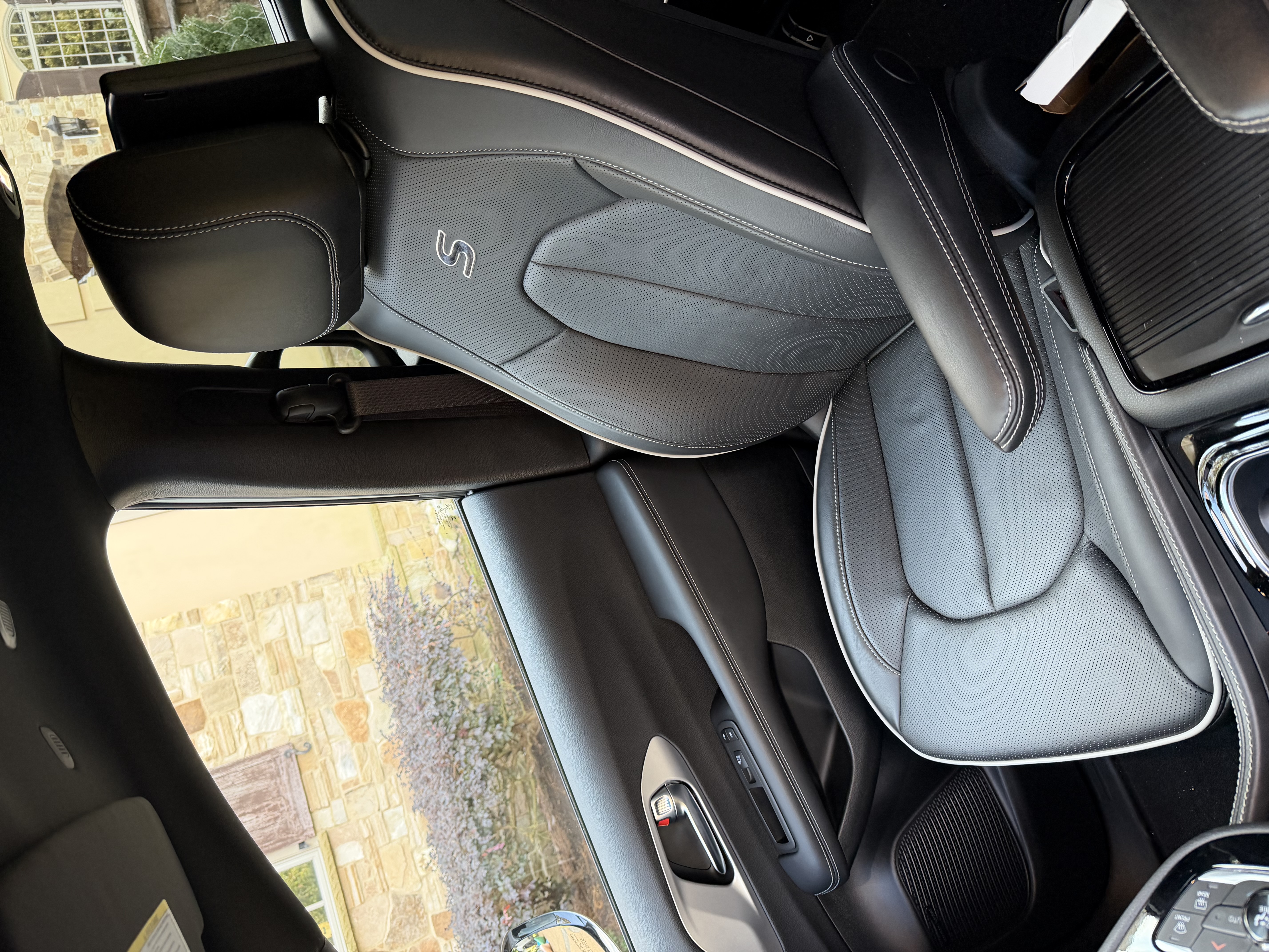 Used 2025 Chrysler Pacifica Premium FWD image 11