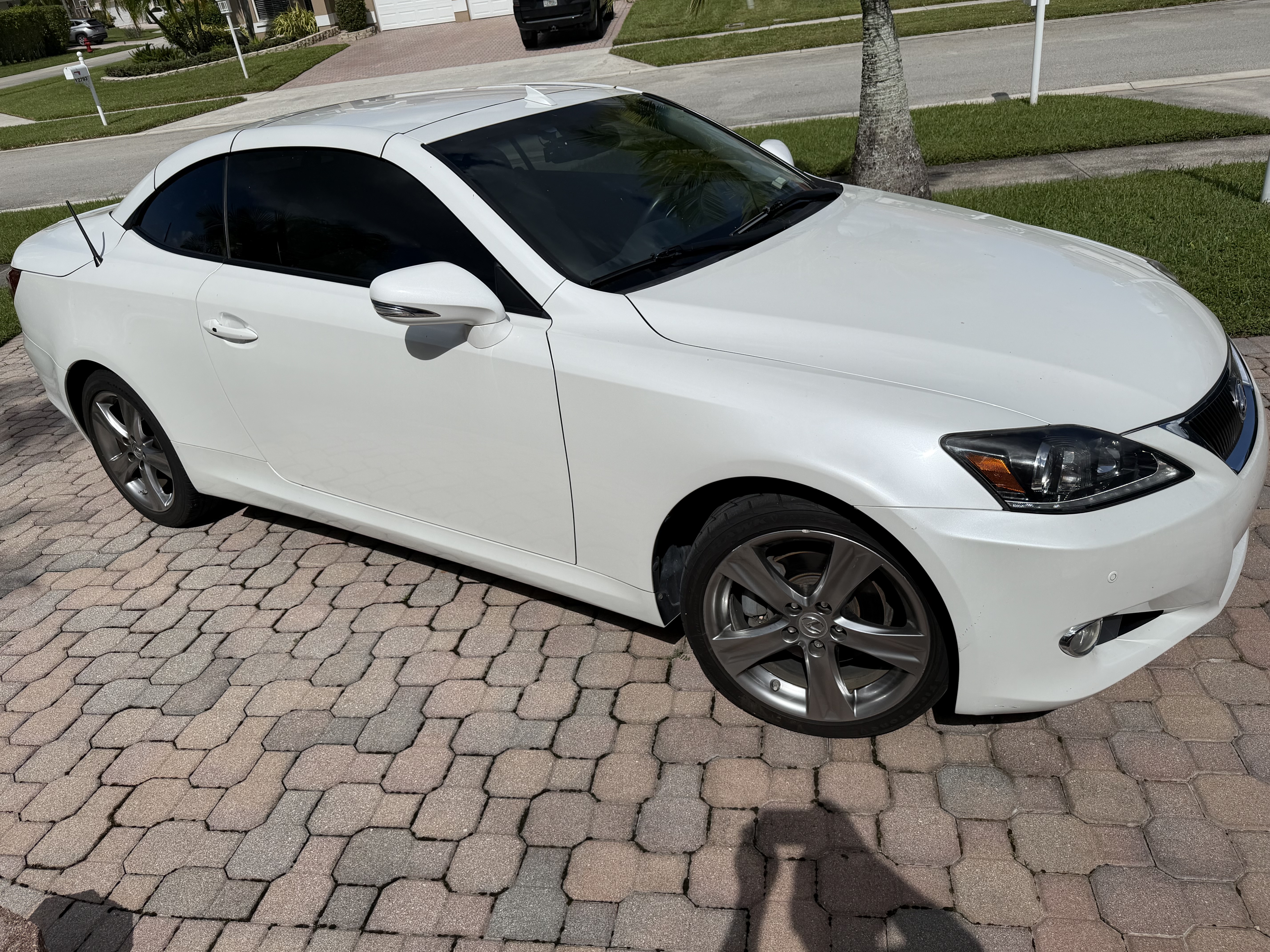 Used 2012 Lexus IS 250C w/ Luxury Pkg RWD image 2