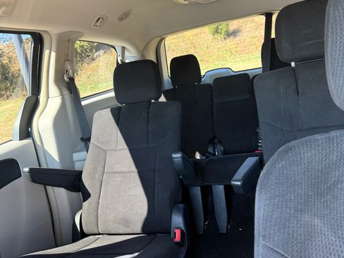 Used 2011 Chrysler Town & Country Touring image 14