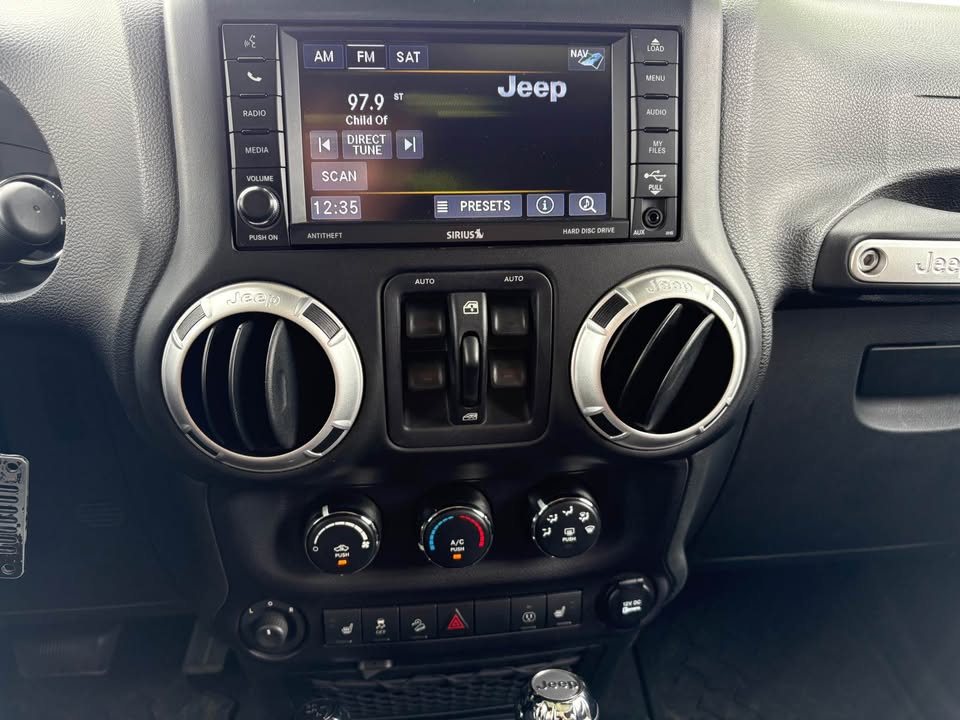 Used 2015 Jeep Wrangler Unlimited Sahara w/ Connectivity Group AWD/4WD image 12