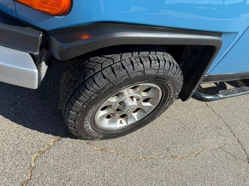 Used 2013 Toyota FJ Cruiser 4WD w/ Convenience Pkg image 2
