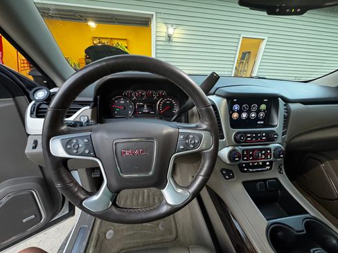 Used 2016 GMC Yukon XL SLT w/ Open Road Package AWD/4WD image 5
