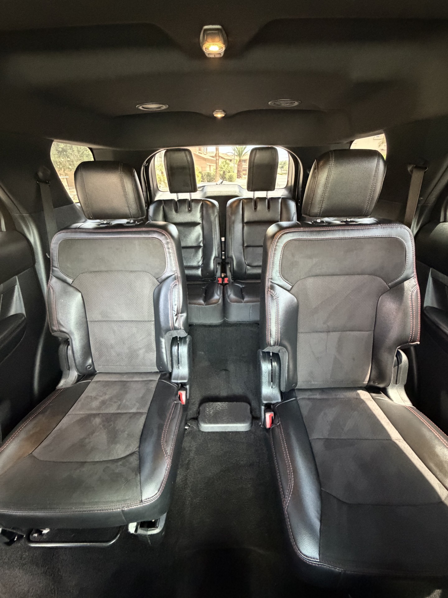 Used 2018 Ford Explorer XLT w/ Equipment Group 202A FWD image 8