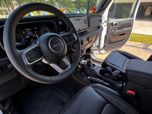 Used 2024 Jeep Wrangler Unlimited Sahara w/ Safety Group AWD/4WD image 20