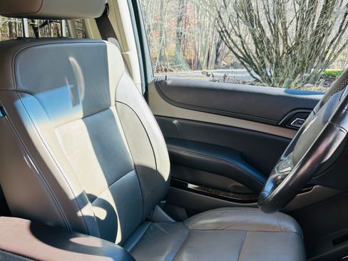 Used 2019 Chevrolet Suburban LT w/ LT Signature Package image 4