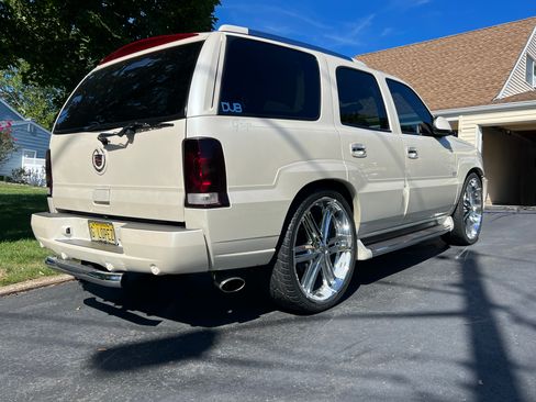Used 2004 Cadillac Escalade AWD image 4