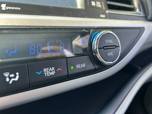 Used 2014 Toyota Highlander XLE image 23