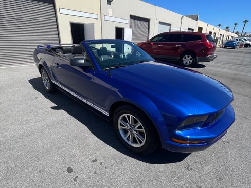 Used 2005 Ford Mustang Premium RWD image 2