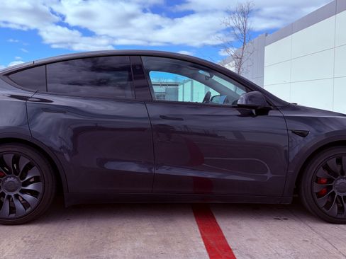 Used 2024 Tesla Model Y Performance image 9