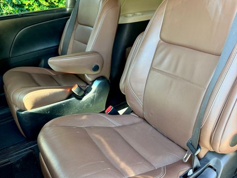 Used 2016 Toyota Sienna Limited Premium FWD image 14