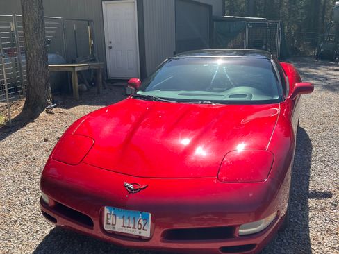 Used 2002 Chevrolet Corvette Coupe w/ Preferred Equipment Group2 image 2