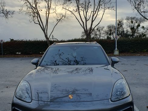 Used 2021 Porsche Cayenne S image 2