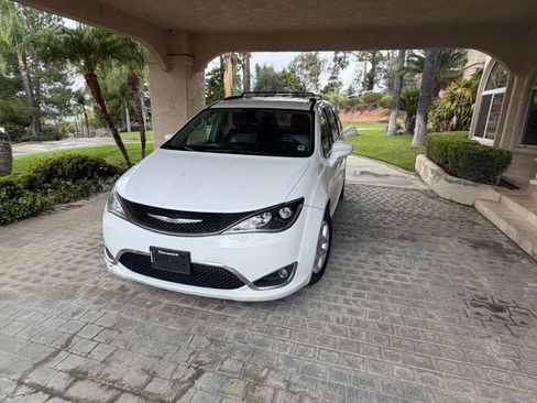 Used 2017 Chrysler Pacifica Touring-L image 2