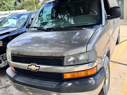 Used 2013 Chevrolet Express 2500 Van 3D w/ Power Package image 2