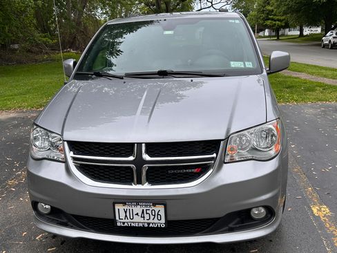 Used 2020 Dodge Grand Caravan SXT FWD image 2