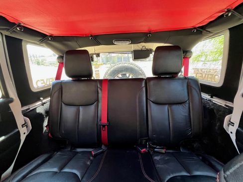 Used 2018 Jeep Wrangler Unlimited Rubicon image 13