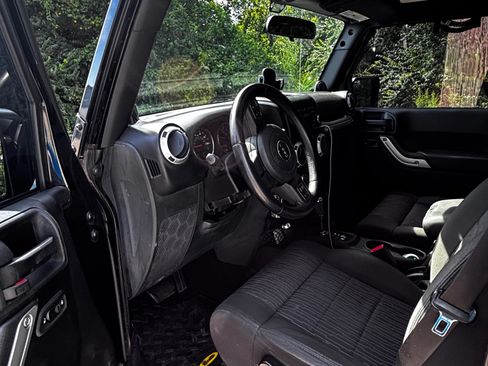 Used 2012 Jeep Wrangler Unlimited Sahara w/ Connectivity Group AWD/4WD image 10