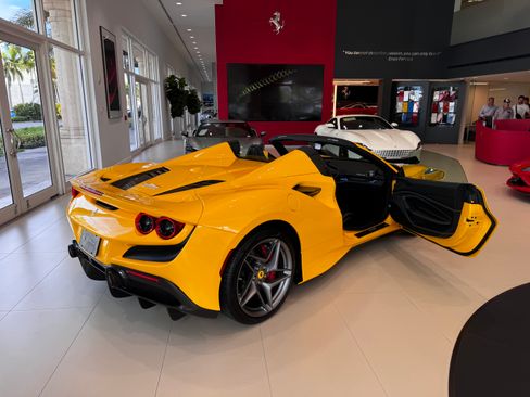 Used 2021 Ferrari F8 Tributo image 14