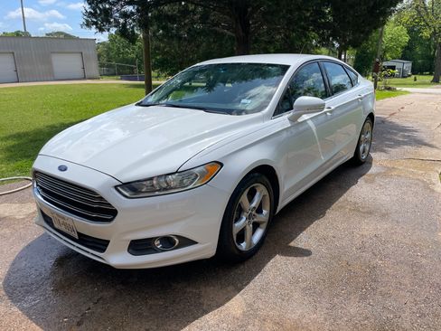 Used 2015 Ford Fusion SE w/ Equipment Group 201A image 2