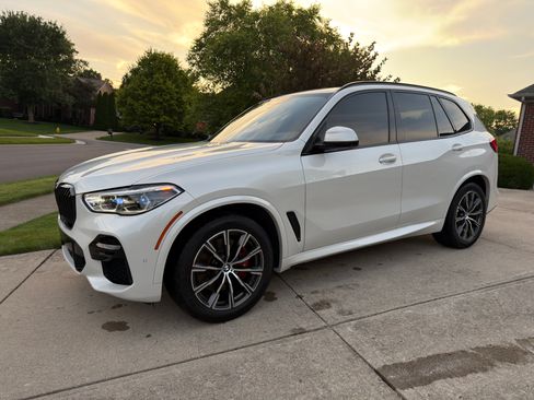Used 2022 BMW X5 xDrive40i w/ M Sport Package AWD/4WD image 1