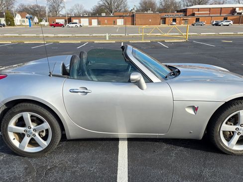 Used 2006 Pontiac Solstice Convertible w/ Premium Package image 8