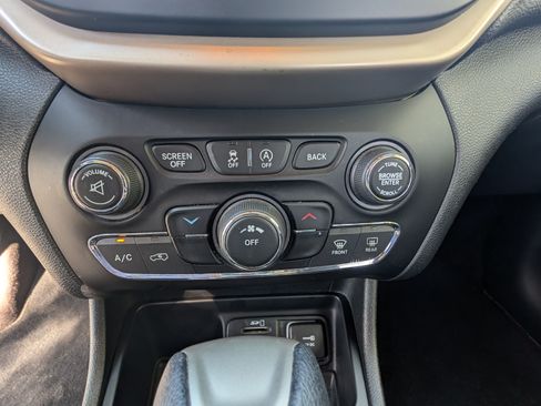 Used 2016 Jeep Cherokee Latitude w/ Cold Weather Group image 13