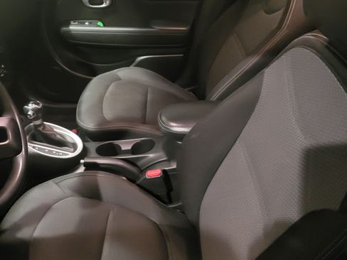 Used 2017 Kia Soul + image 10
