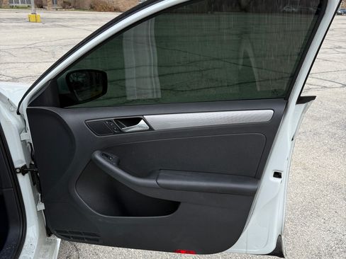 Used 2017 Volkswagen Jetta SE image 12