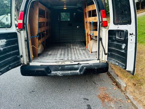 Used 2011 GMC Savana 1500 RWD image 2